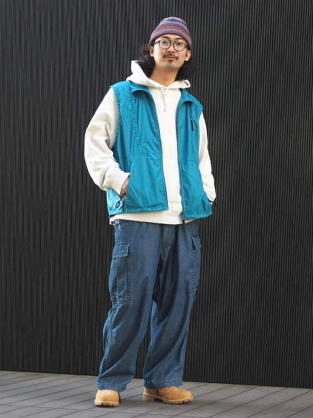 ブルー系のカーゴパンツ、ブルー系のベストを着用したメンズの冬コーディネートの1枚目の写真