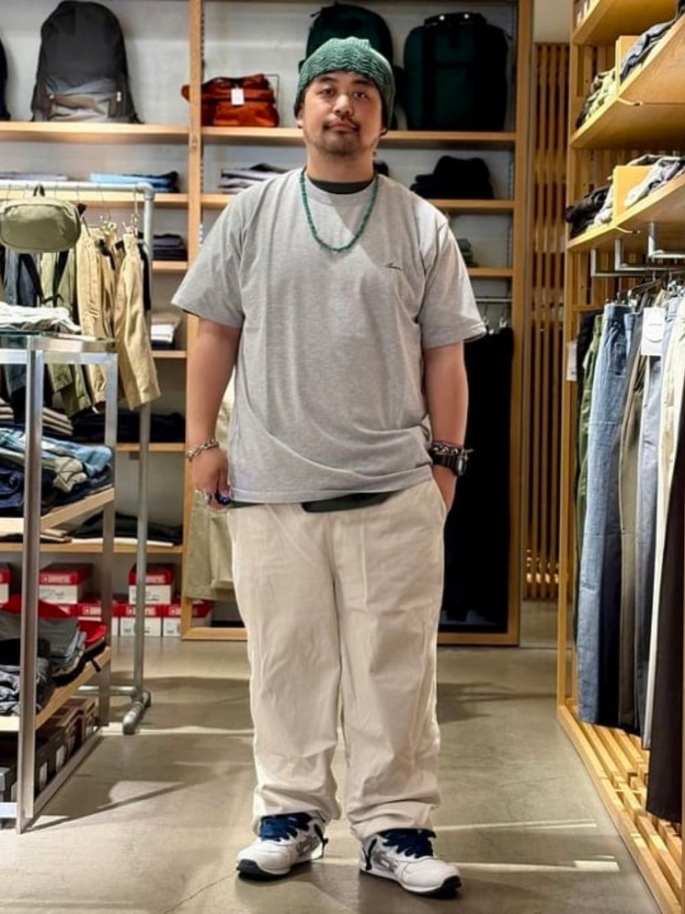 ホワイト系のその他パンツ、グレー系のTシャツ/カットソーを着用したメンズの夏コーディネートの1枚目の写真