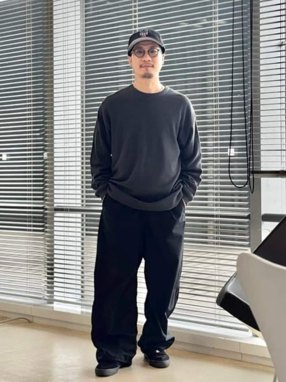 ブラック系のTシャツ/カットソーを着用したメンズの夏コーディネートの1枚目の写真