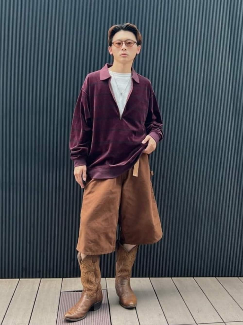 ブラウン系のその他パンツ、レッド系のポロシャツを着用したメンズの秋コーディネートの1枚目の写真
