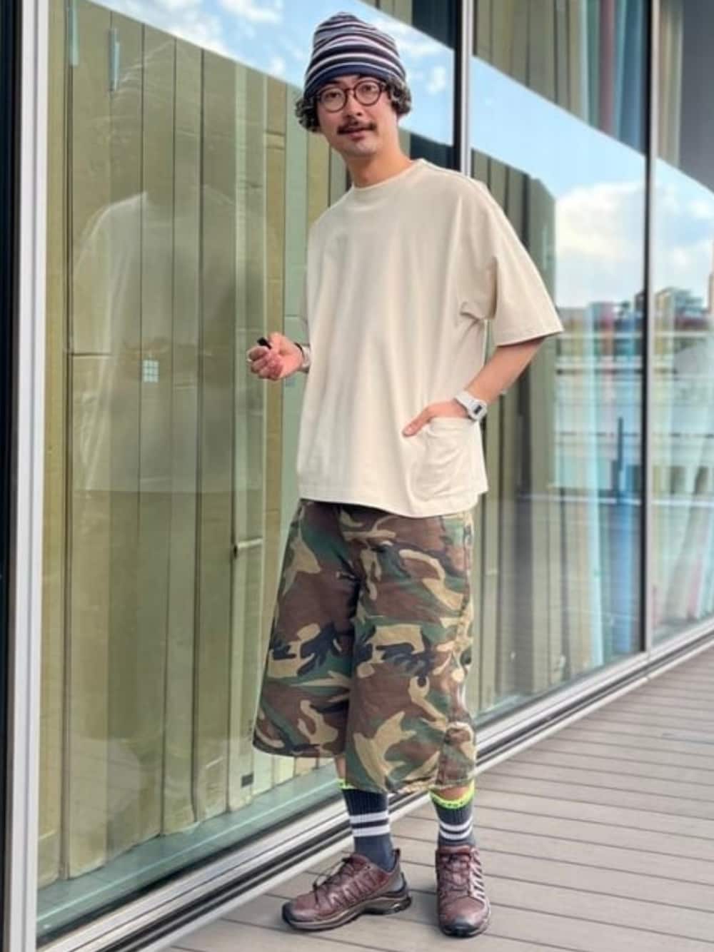 ベージュ系のTシャツ/カットソー、ブラウン系のニットキャップ/ビーニーを着用したメンズの夏コーディネートの1枚目の写真