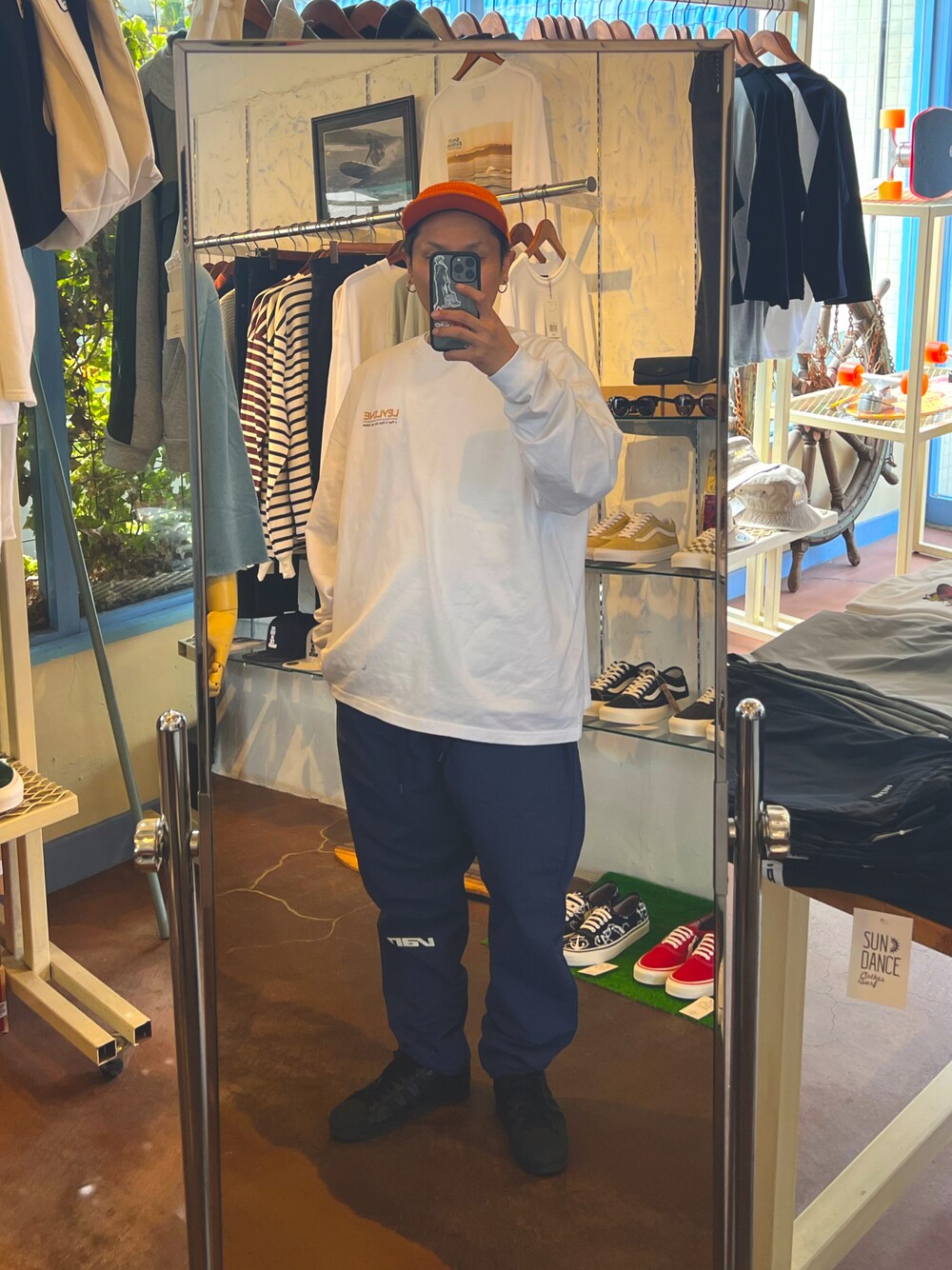 ブルー系のパンツを着用したメンズの秋コーディネートの1枚目の写真