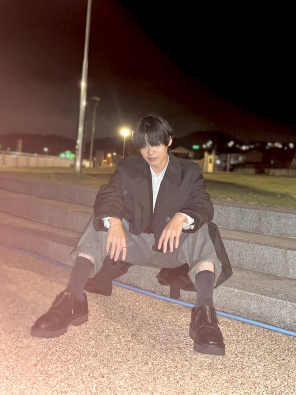 「us古着のアイテム（トレンチコート、ブラック系）」を使った、apricotさん（メンズ・167cm）の秋コーディネートの1枚目の写真