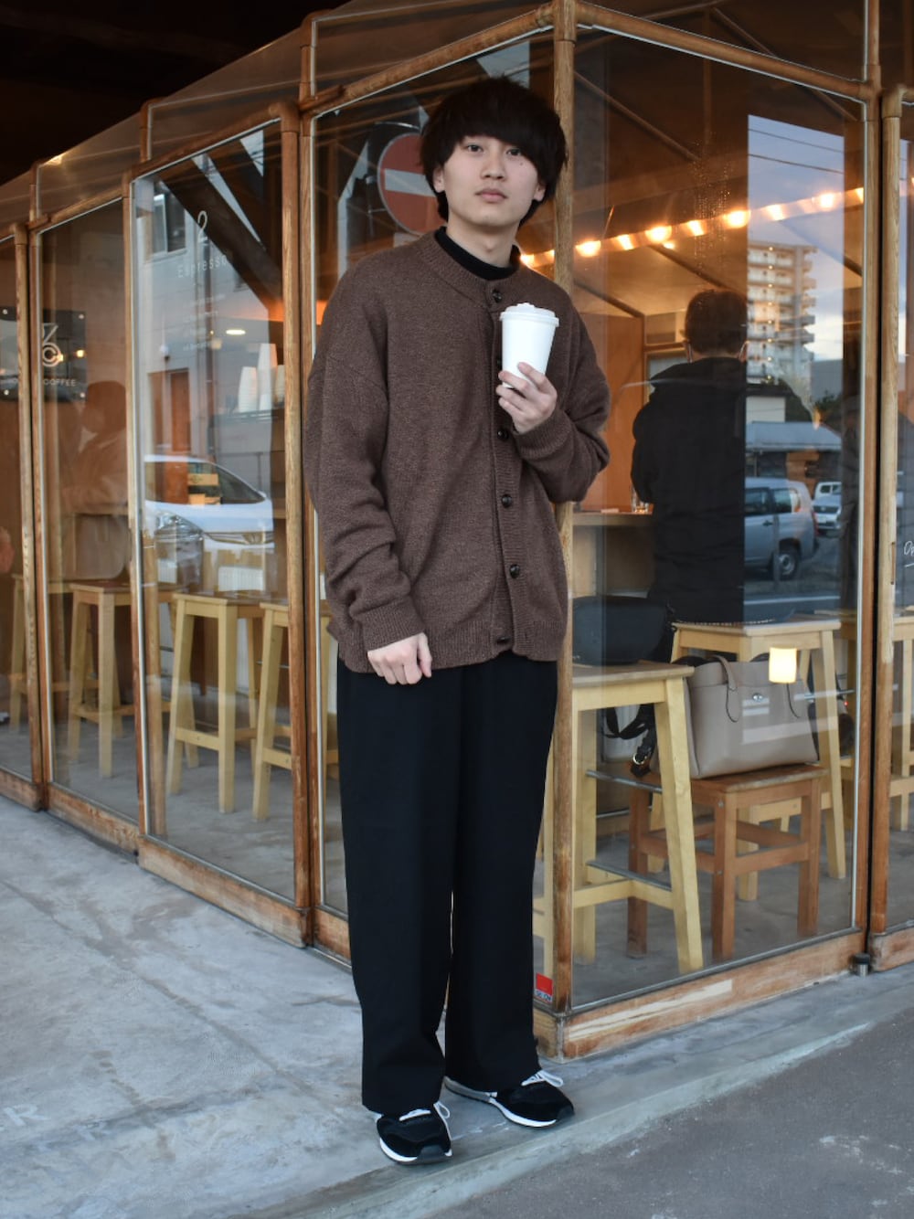 「クリスマスに着たい服、冬コーデ、大人カジュアル、ゆるコーデ、シンプルコーデ、休日スタイル、カジュアル、きれいめカジュアル、おしゃれさんと繋がりたい、いいね、save、フォローお願いします🤑、冬のコーデ、UNIQLO、プチプラ、リラックススタイル、休日コーデ」｜「NEW BALANCEのNEW BALANCE/ニューバランス CM996（スニーカー、ブラック系）」を使った、シンさん（メンズ・169cm）の冬コーディネートの1枚目の写真