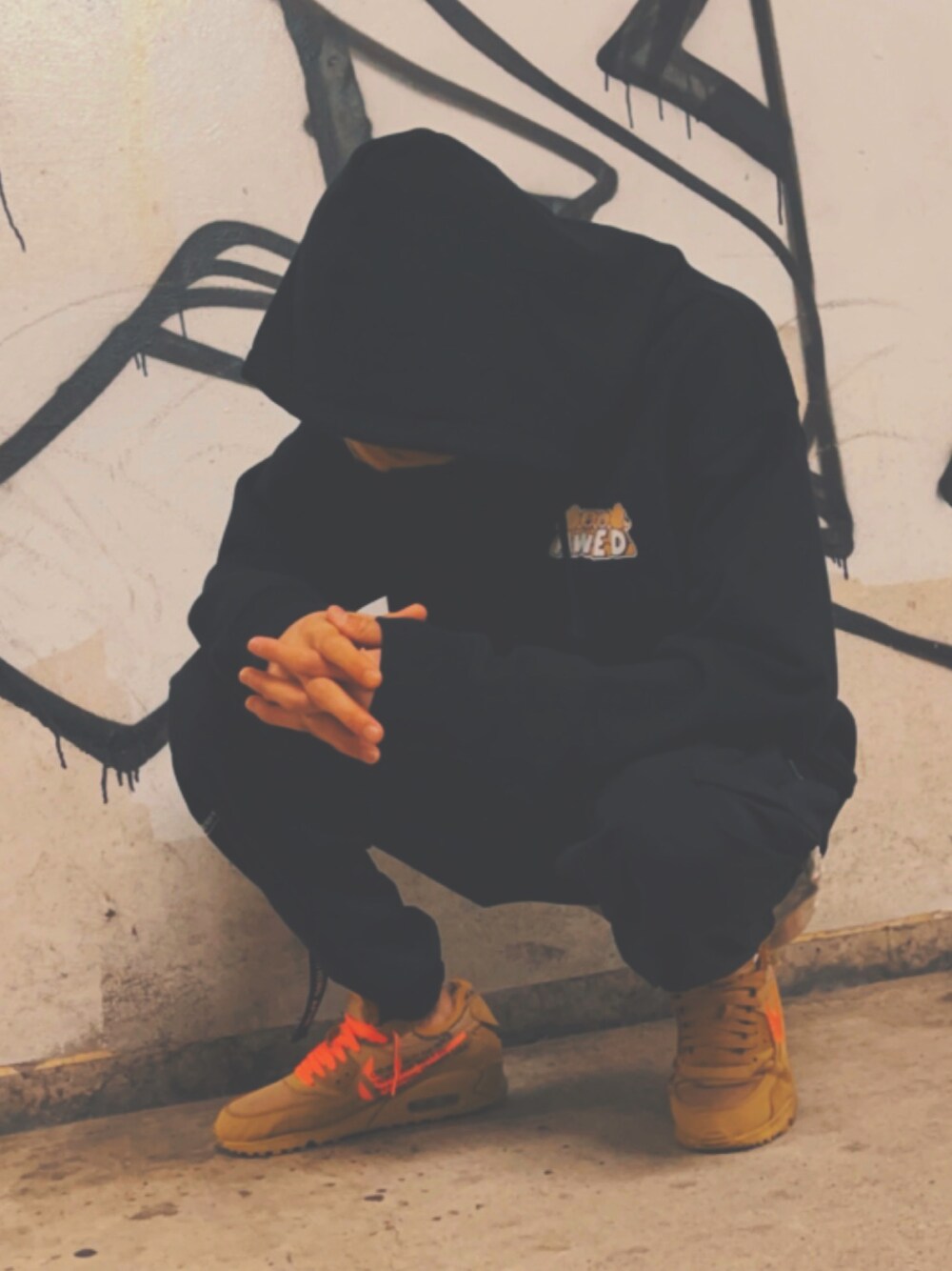 「休日スタイル、おしゃれさんと繋がりたい、スニーカー、ブラックコーデ、フォローミー」｜「NIKEのアイテム（スニーカー、ベージュ系）」を使った、たくみさん（メンズ・180cm）の夏コーディネートの1枚目の写真
