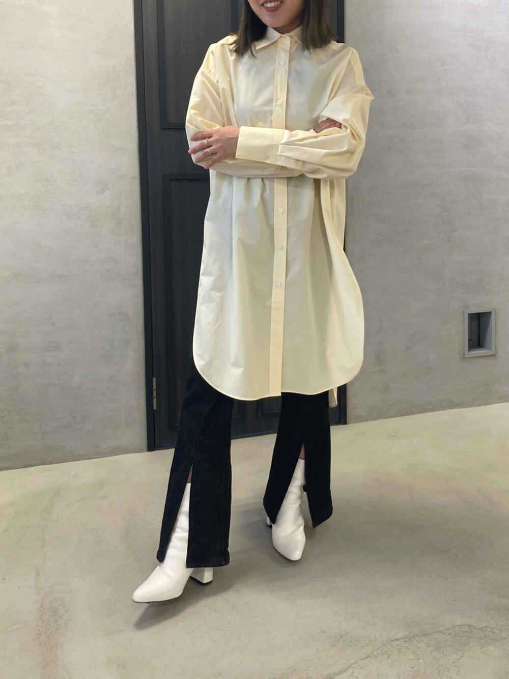 イエロー系のシャツ/ブラウスを着用したレディースの秋コーディネートの1枚目の写真
