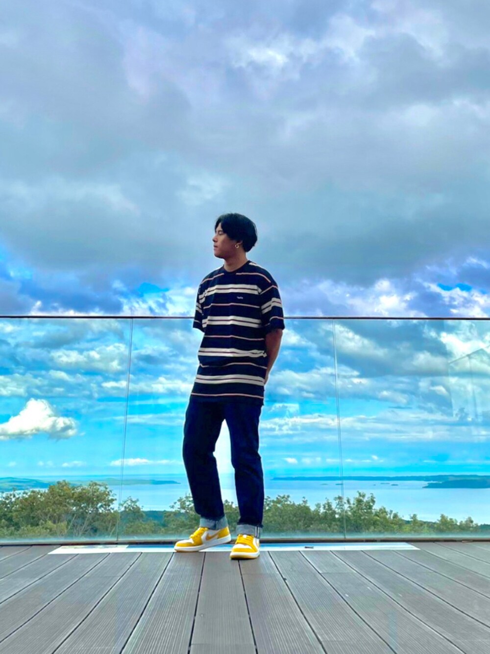 「スニーカー、UNIQLO、jordan1、スニーカーコーデ、VIVIFY、夏コーデ、UNIQLOコーデ、nautica、おしゃれさんと繋がりたい、ストリート、今日のコーデ」｜「UNIQLOのスリムフィットストレートジーンズ（デニムパンツ、ブルー系）」を使った、Nova🎧さん（メンズ・170cm）の秋コーディネートの1枚目の写真