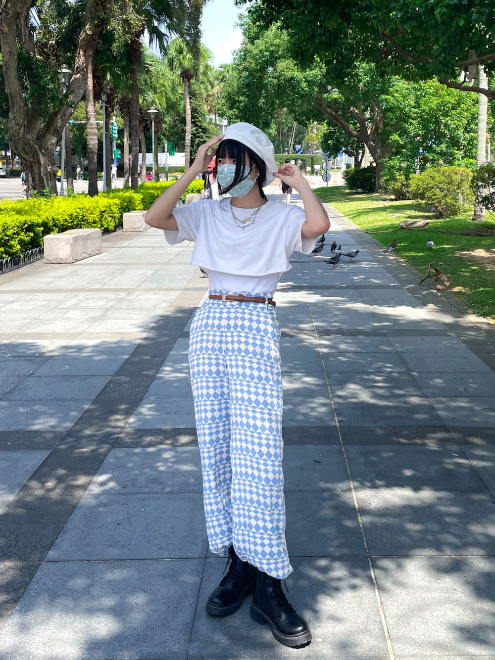 「ootd、夏、休閒、白T、藍色、棋盤格、靴子、貝雷帽」｜「ZARAのアイテム（パンツ、ブルー系）」を使った、chih90さん（レディース・158cm）の秋コーディネートの1枚目の写真