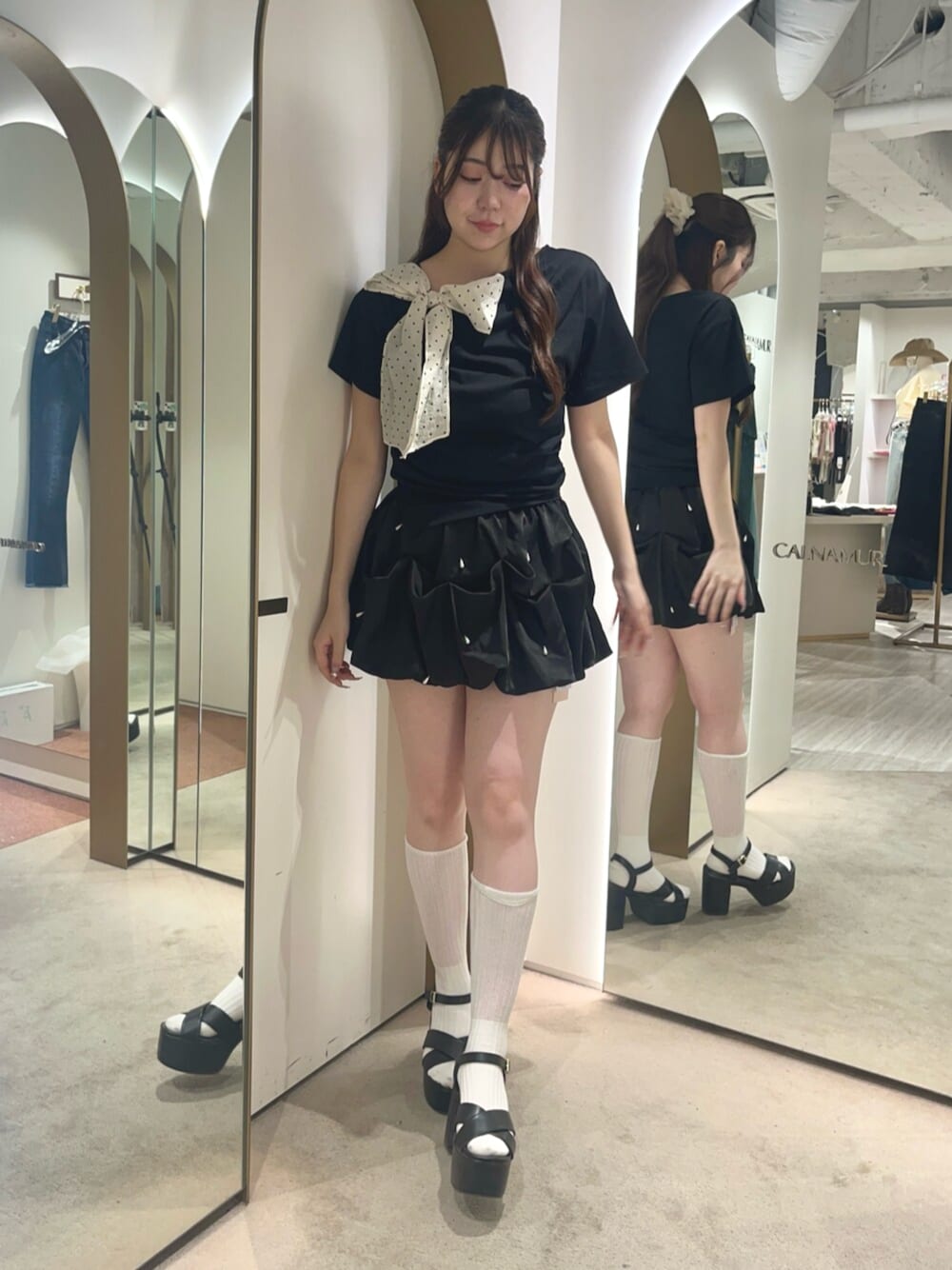 ブラック系のTシャツ/カットソー、ブラック系のスカートを着用したレディースの夏コーディネートの1枚目の写真