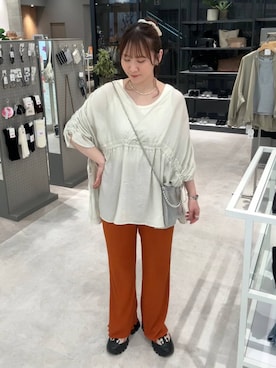 「LEPSIM（レプシィム）の【産前・産後対応】マタニティ／楊柳フレアパンツ　639385（マタニティウェア/グッズ、オレンジ系）」を使った、マツコさん（レディース）の春コーディネート