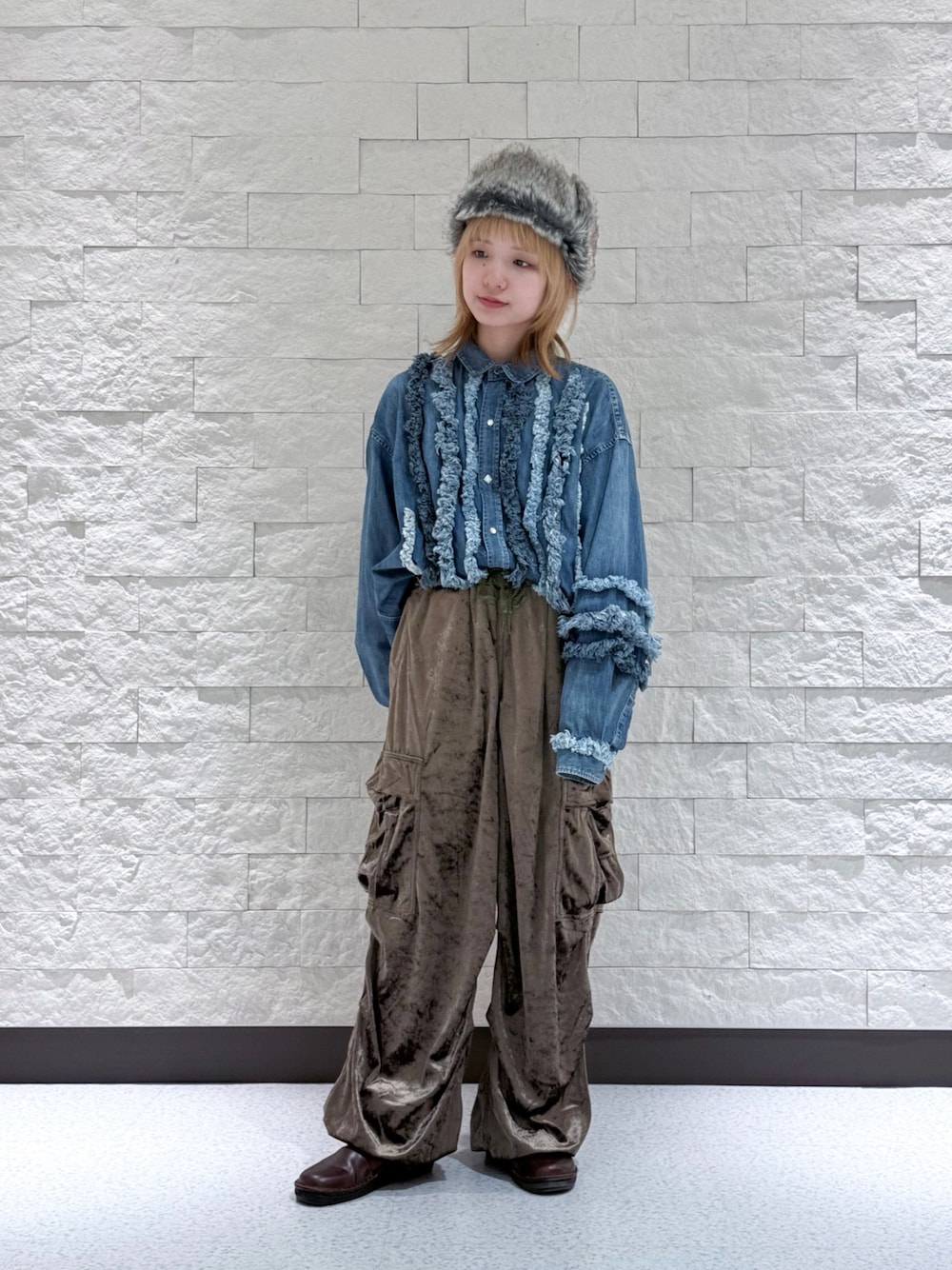 ブルー系のシャツ/ブラウス、グリーン系のパンツ、ブラウン系のサンダルを着用したレディースの秋コーディネートの1枚目の写真