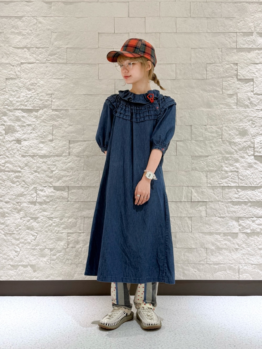 ブルー系のワンピース、その他のパンツ、ホワイト系のサンダルを着用したレディースの秋コーディネートの1枚目の写真