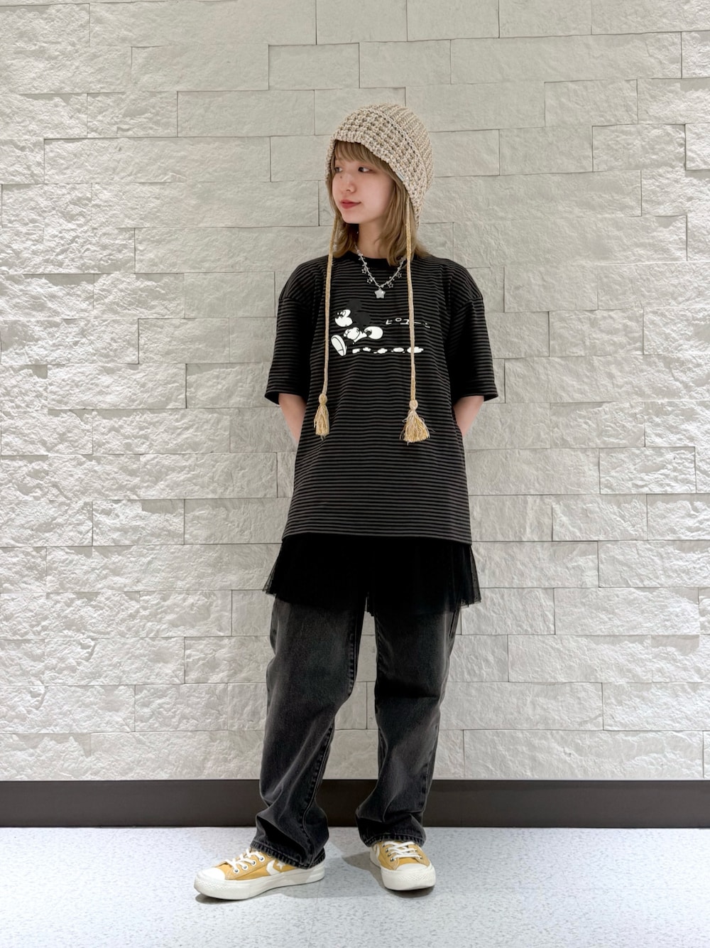 イエロー系のスニーカー、ブラック系のキャミソール、ブラック系のTシャツ/カットソーを着用したレディースの秋コーディネートの1枚目の写真