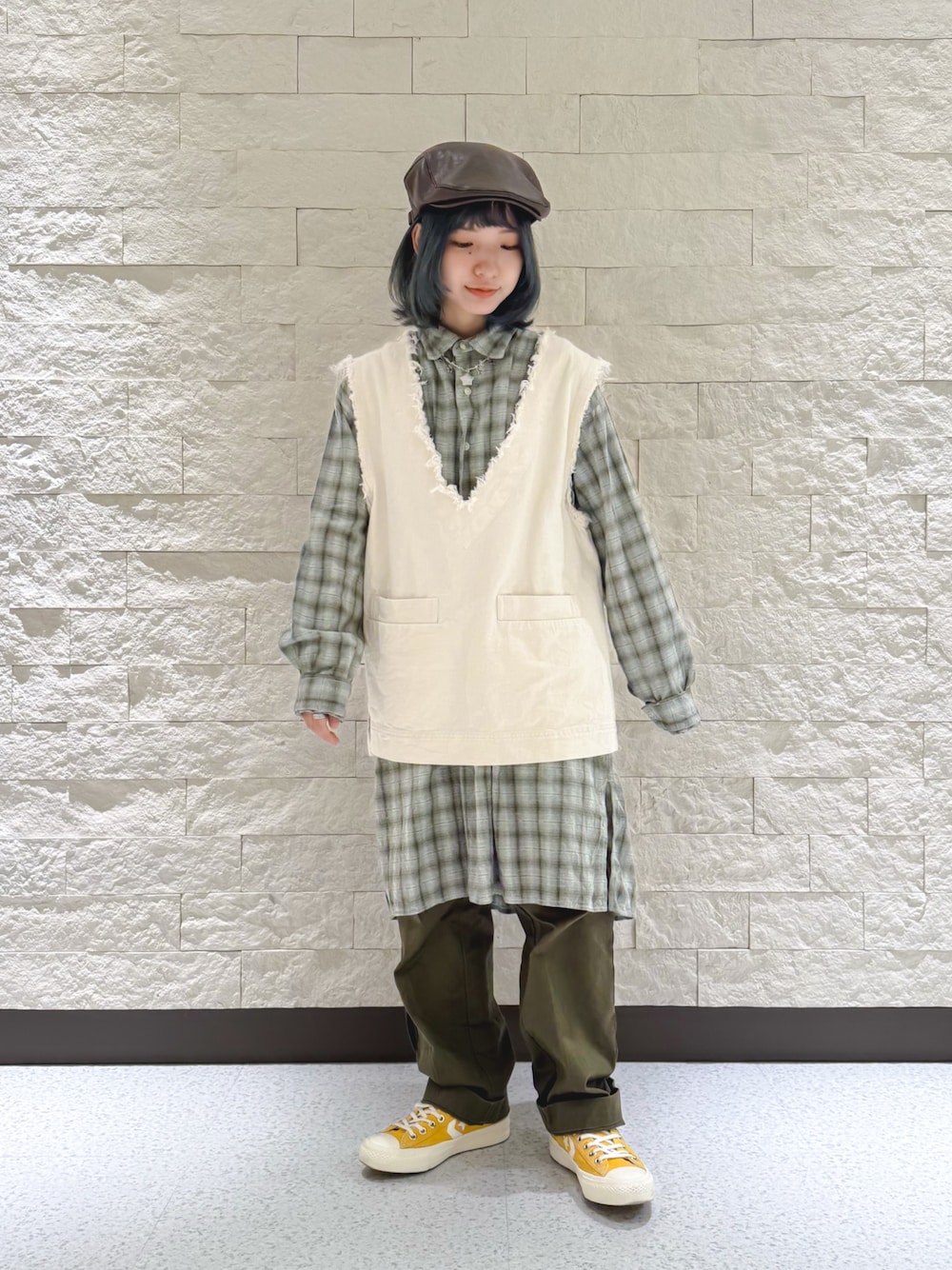 「カジュアルスタイル、パンツコーデ、ハンチング、override 、ベスト、チェックシャツ、グランパシャツ、ミリタリー、カーゴパンツ、古着、今日のコーデ、レイヤードスタイル、低身長コーデ、スニーカー、いいね、save、フォローお願いします🤑」｜「OVERRIDEのOVERRIDE  FAKE LEATHER HUNTING SGP / オーバーライド（ハンチング/ベレー帽、ブラウン系）」を使った、ほなみさん（レディース・147cm）の冬コーディネートの1枚目の写真