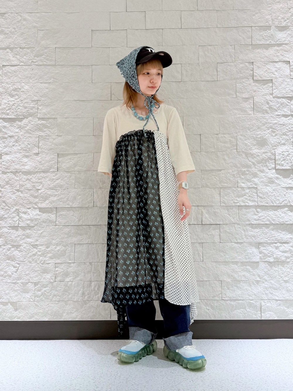 「厚底シューズ、キャップ、デニム、ワンピース、古着MIX、オトナカジュアル、ゆるコーデ、今日のコーデ、パンツコーデ、ニューエラ、スカーフ、バブーシュカ、ネックレス、低身長コーデ、いいね、save、フォローお願いします🤑」｜「OVERRIDEのOVERRIDE  CROCHET BABUSHKA SG / オーバーライド（ヘアバンド、ブルー系）」を使った、ほなみさん（レディース・147cm）の夏コーディネートの1枚目の写真
