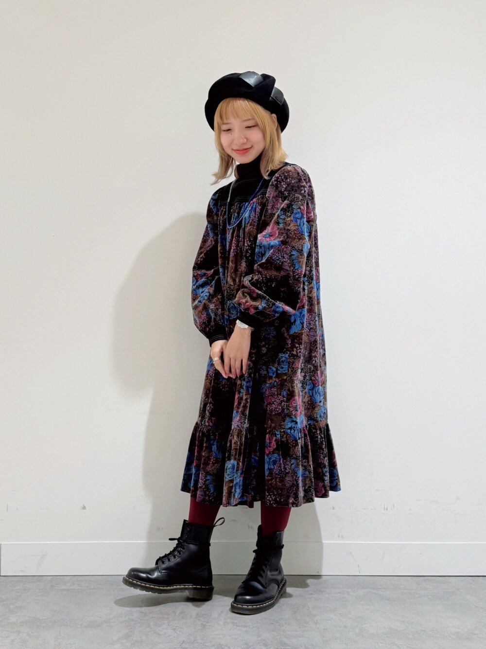 「ベレー帽、冬服コーデ、大人かわいい、古着MIX、古着女子、ワンピースコーデ、休日スタイル、ベロアワンピース、花柄ワンピース、カラータイツ、今日のコーデ、低身長コーデ、arth、ドクターマーチン、いいね、save、フォローお願いします🤑」｜「arthのarth  Put in Ribbone Beret / アース（ハンチング/ベレー帽、ブラック系）」を使った、ほなみさん（レディース・147cm）の冬コーディネートの1枚目の写真