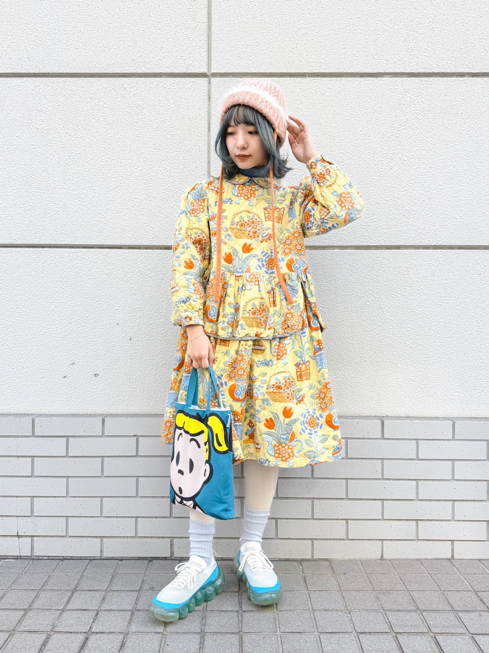 「今日のコーデ、お洒落さんとつながりたい、春服みてみて、カラーコーデ、春服、スニーカー、古着コーデ、厚底シューズ、カラフル、キルティング、花柄ワンピース、カラータイツ、ニット帽、override 、いいね、save、フォローお願いします🤑」｜「kaorinomoriのkaorinomori アールニット プル / カオリノモリ（ニットキャップ/ビーニー、ピンク系）」を使った、ほなみさん（レディース・147cm）の冬コーディネートの1枚目の写真