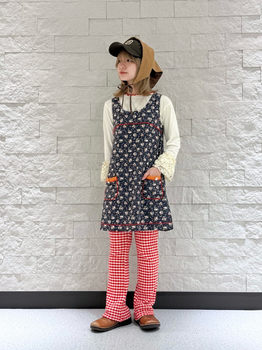 ホワイト系のTシャツ/カットソー、レッド系のパンツ、ブルー系のワンピースを着用したレディースの秋コーディネートの1枚目の写真