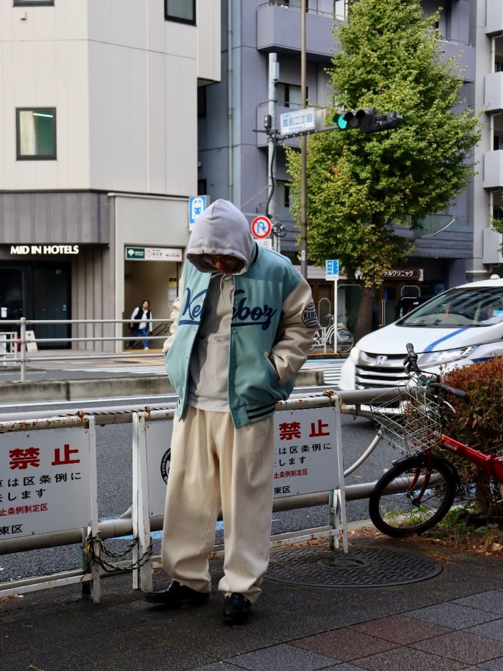「スタジャン、スタジャン×パーカー、スタジャンコーデ、パーカー、パーカーコーデ、パーカー グレー、keboz、真冬のあったかスタイル」｜「KEBOZのMELTON & LEATHER VARSITY JACKET 24FW（スタジャン、グレー系）」を使った、hyugaさん（メンズ・173cm）の冬コーディネートの1枚目の写真