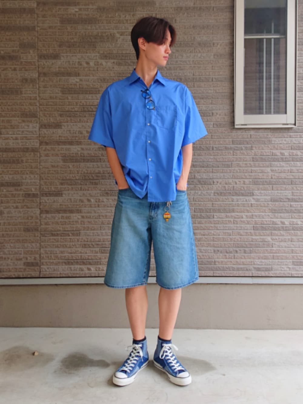 ブルー系のシャツ/ブラウス、ブルー系のデニムパンツ、ブルー系のスニーカーを着用したメンズの春コーディネートの1枚目の写真