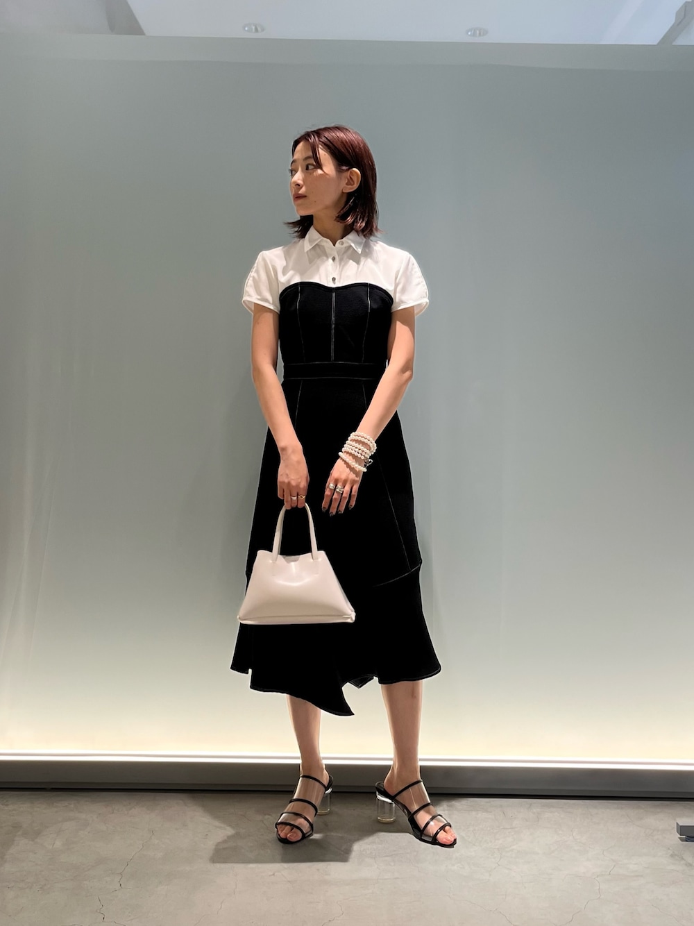 「夏コーデ、休日スタイル、きれいめカジュアル、骨格ナチュラル、イエベ秋、大人コーデ、今日のコーデ、大人女子」｜「LOVELESSのビスチェコンビハーフスリーブワンピース（ワンピース、ブラック系）」を使った、嶋田美佑さん（レディース・162cm）の夏コーディネートの1枚目の写真