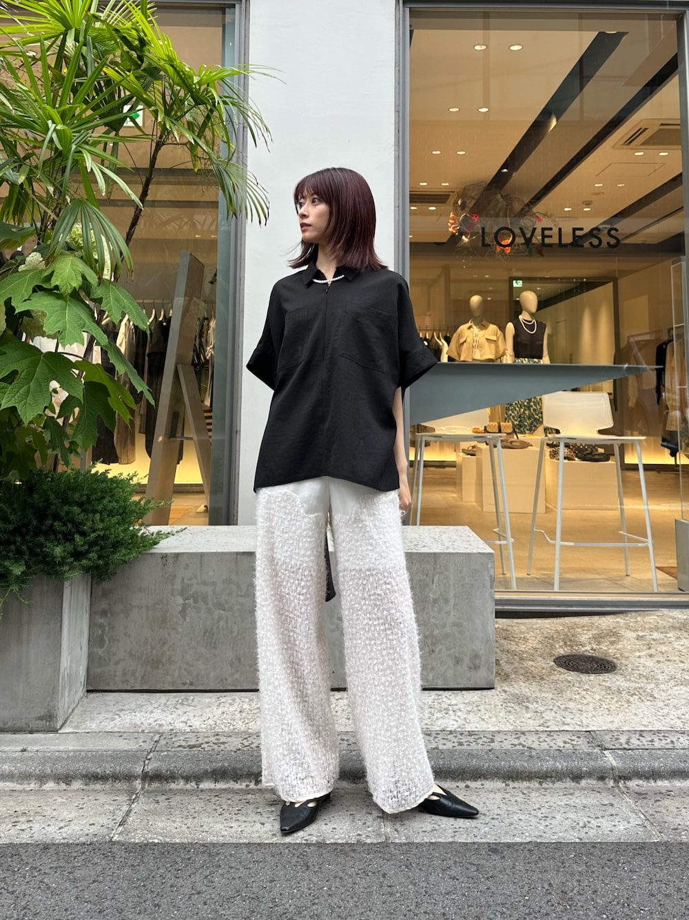 「夏コーデ、きれいめカジュアル、シャツスタイル、お出かけコーデ、休日スタイル、スタッフコーディネート、骨格ストレート、イエベ秋、ラクチンコーデ、大人カジュアルコーデ、大人かわいい、夏服、カジュアルスタイル」｜「LOVELESSのグラデーションイミテーションパールネックレス（ネックレス、ホワイト系）」を使った、嶋田美佑さん（レディース・162cm）の夏コーディネートの1枚目の写真