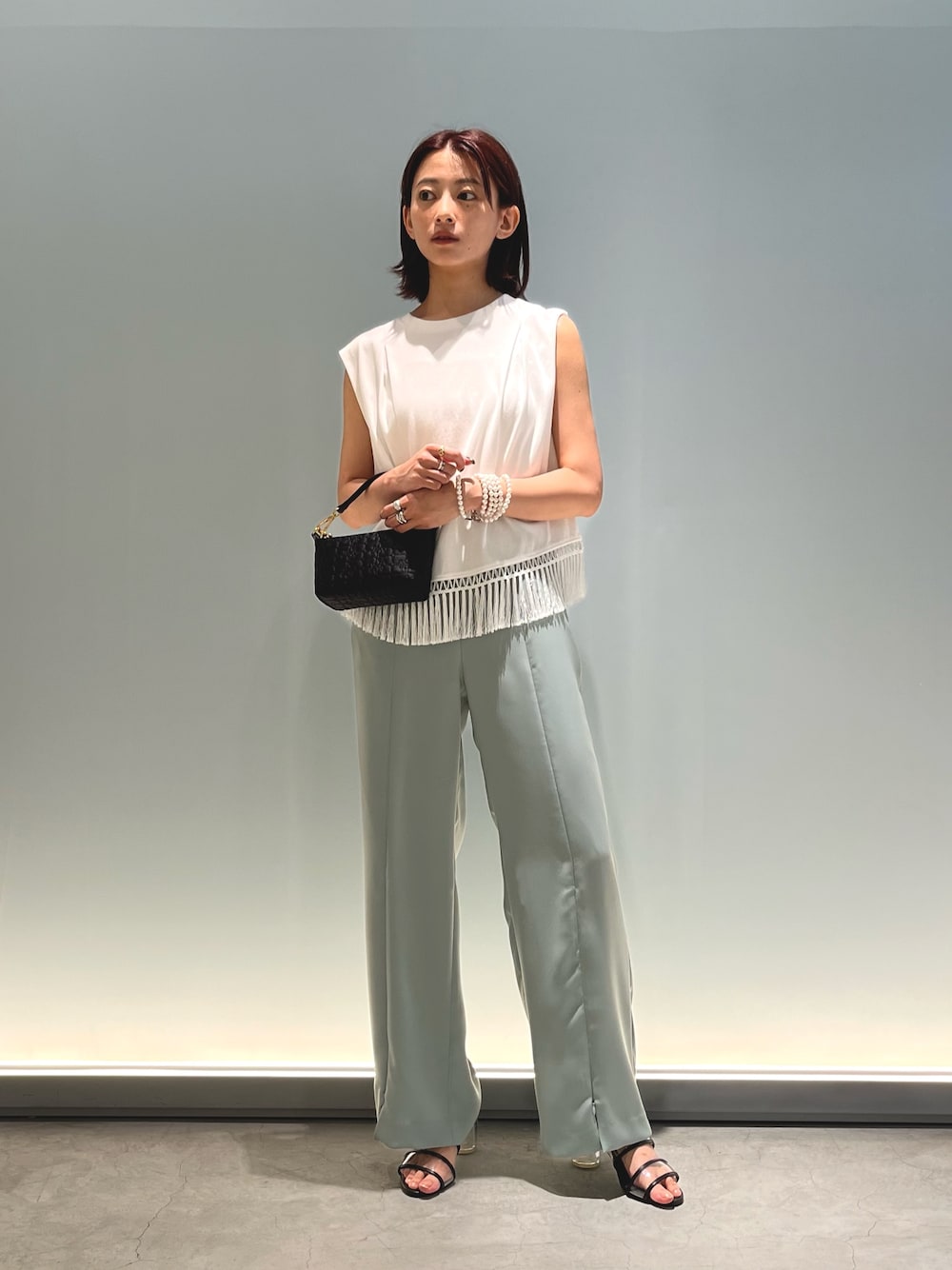 「夏ファッション、夏コーデ、休日スタイル、休日コーデ、お出かけコーデ、シンプルコーデ、大人カジュアル、きれいめカジュアル」｜「LOVELESSのフリンジタンクトップ（Tシャツ/カットソー、ホワイト系）」を使った、嶋田美佑さん（レディース・162cm）の夏コーディネートの1枚目の写真