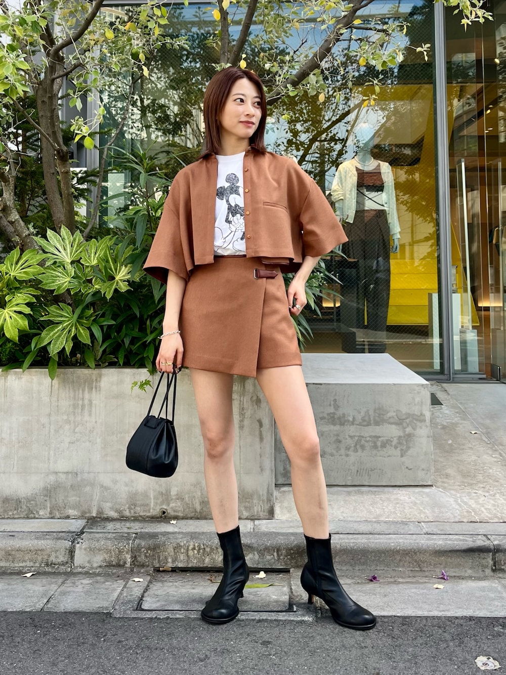 「休日スタイル、今日のコーデ、おでかけコーデ、白Tシャツ、骨格ナチュラル、イエベ秋、ショートパンツ、ブラウンコーデ、ミッキーT」｜「LOVELESSのラッピングショートパンツ（その他パンツ、ブラウン系）」を使った、嶋田美佑さん（レディース・162cm）の夏コーディネートの1枚目の写真