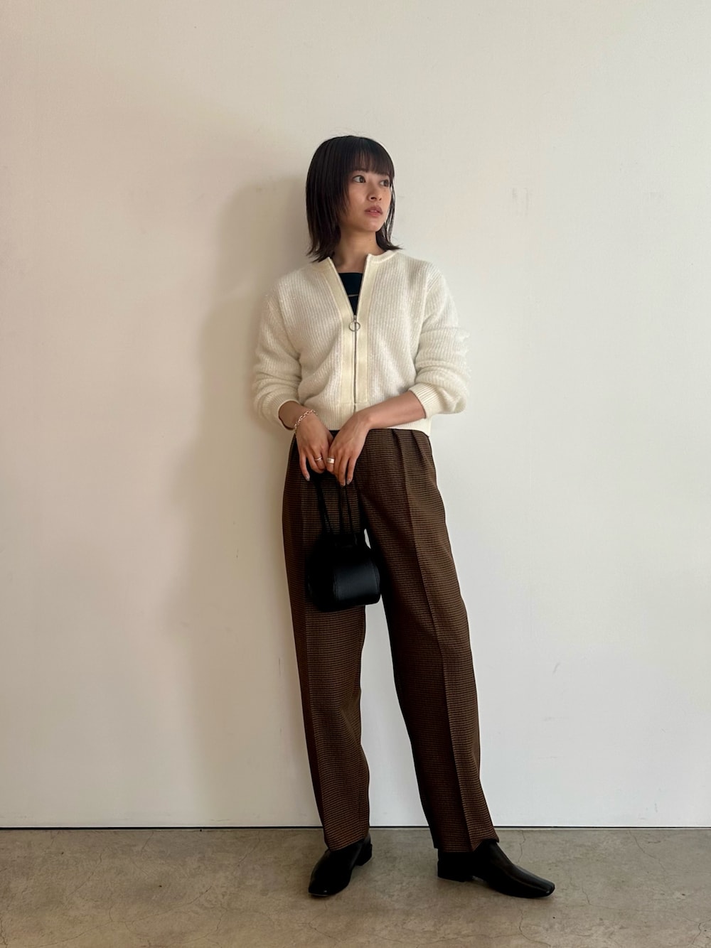 「ブラウン、秋服準備はじめました、秋準備始めました、お出かけコーデ、ラメニット、きれいめカジュアル、休日スタイル、休日コーデ、秋先取りコーデ、大人コーデ、キレイめカジュアル、パンツコーデ、骨格ナチュラル、イエベ秋」｜「LOVELESSの【WEB先行予約販売】ラメZIPカーディガン（カーディガン/ボレロ、ホワイト系）」を使った、嶋田美佑さん（レディース・162cm）の秋コーディネートの1枚目の写真
