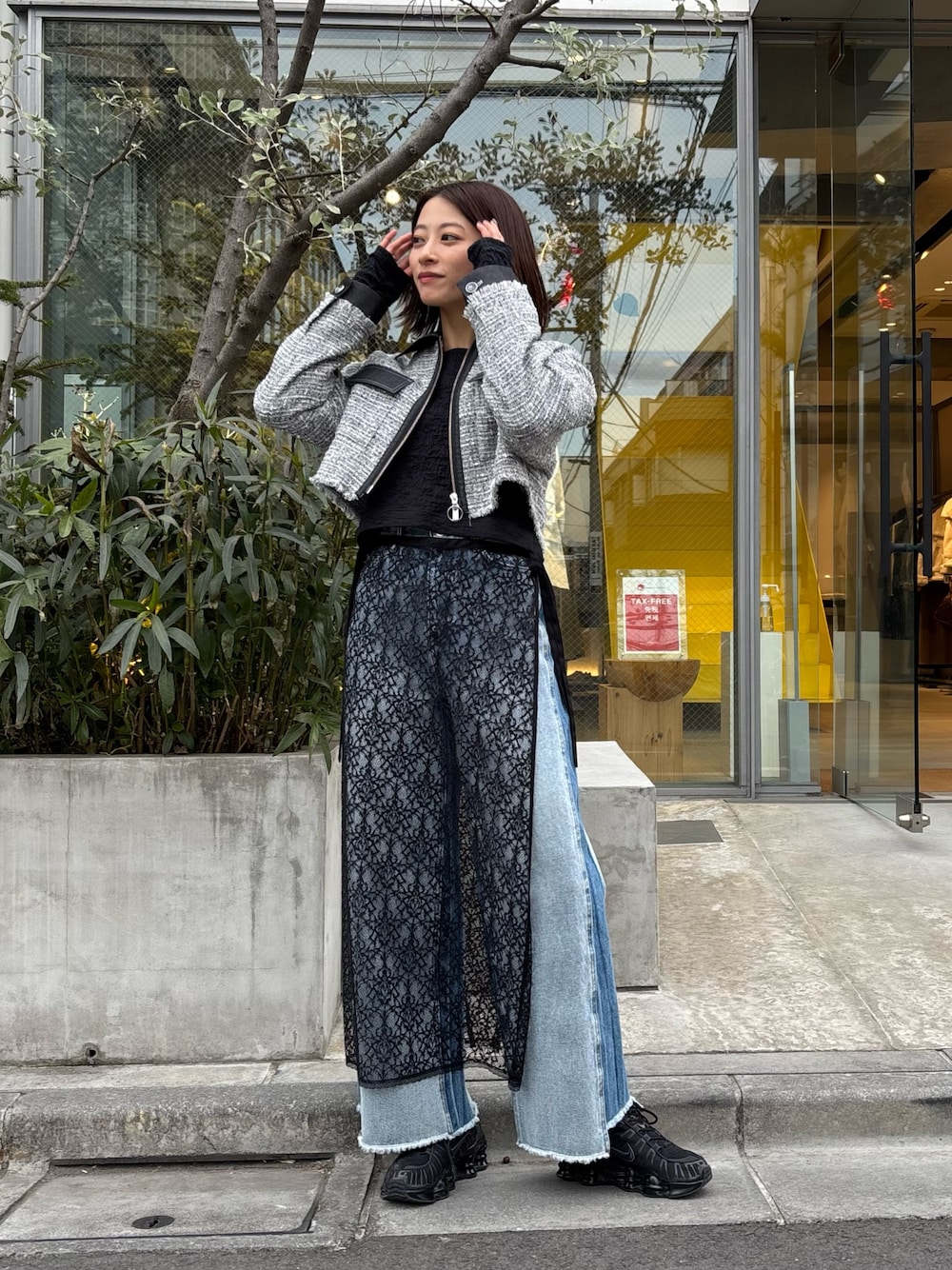 「春色、今日のコーデ、スタッフコーディネート、骨格ストレート、イエベ秋、春服、休日スタイル、春先取り、お出かけコーデ、シンプル、キレイめカジュアル、デニム、レイヤードスタイル、カジュアルコーデ、ツイードジャケット」｜「LOVELESSのクロップドツイードブルゾン（ブルゾン、ブラック系）」を使った、嶋田美佑さん（骨格ストレート・レディース・162cm）の冬コーディネートの1枚目の写真