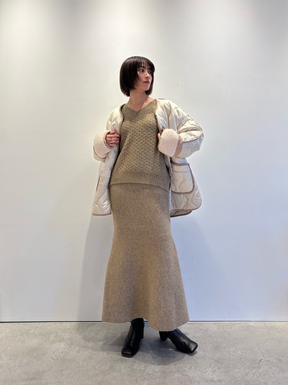「クリスマスに着たい服、テーマパークコーデ、ニット、セットアップ、骨格ストレート、カジュアルコーデ、着回しコーデ、オトナカワイイ、おでかけコーデ、ブラウンコーデ、休日スタイル、大人コーデ」｜「LOVELESSのマシュマロVネックプルオーバー（ニット/セーター、ベージュ系）」を使った、嶋田美佑さん（レディース・162cm）の冬コーディネートの1枚目の写真
