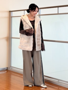 「NICOLE white（ニコルホワイト）の【セットアップ対応】サイドラインバイカラーパンツ（その他パンツ、ブラウン系）」を使った、NICOLE whiteさん（レディース・162cm）の秋コーディネート