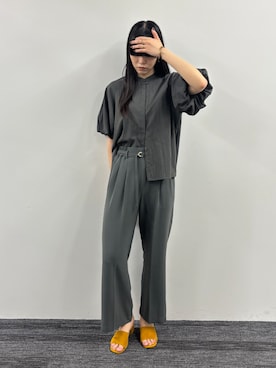 「NICOLE white（ニコルホワイト）の【セットアップ対応】ベルト付きタックパンツ（その他パンツ、グレー系）」を使った、NICOLE whiteさん（レディース・162cm）の春コーディネート