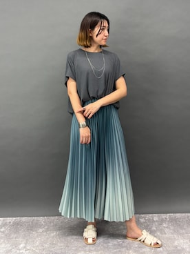 「NICOLE white（ニコルホワイト）のグラデーションプリーツスカート（スカート、グリーン系）」を使った、NICOLE whiteさん（レディース・162cm）の春コーディネート