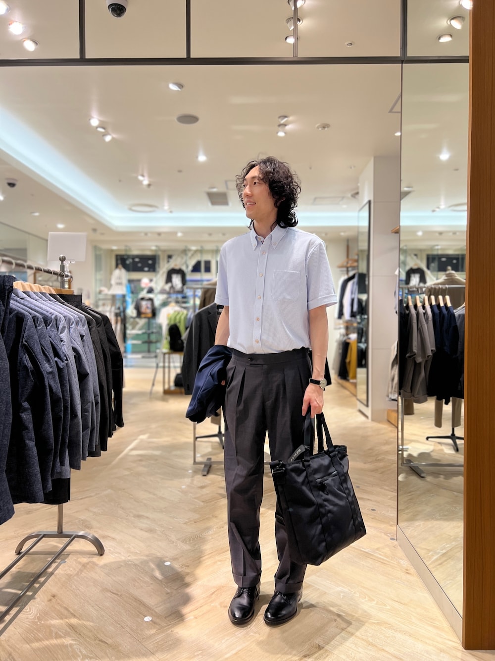 「nolleys、NOLLEY'S、NOLLEY'S&goodman、ノーリーズ、ノーリーズグッドマン、WEXLEY、ウェクスレイ、ビジカジ、ビジカジスタイル、オフィスカジュアル、オフィススタイル、夏、夏コーデ、半袖シャツ」｜「WEXLEYの【WEXLEY/ウェクスレイ】AARON TOTE CORDURA BALLISTIC BLACK ARN220（トートバッグ、ブラック系）」を使った、ooiさん（メンズ・178cm）の春コーディネートの1枚目の写真