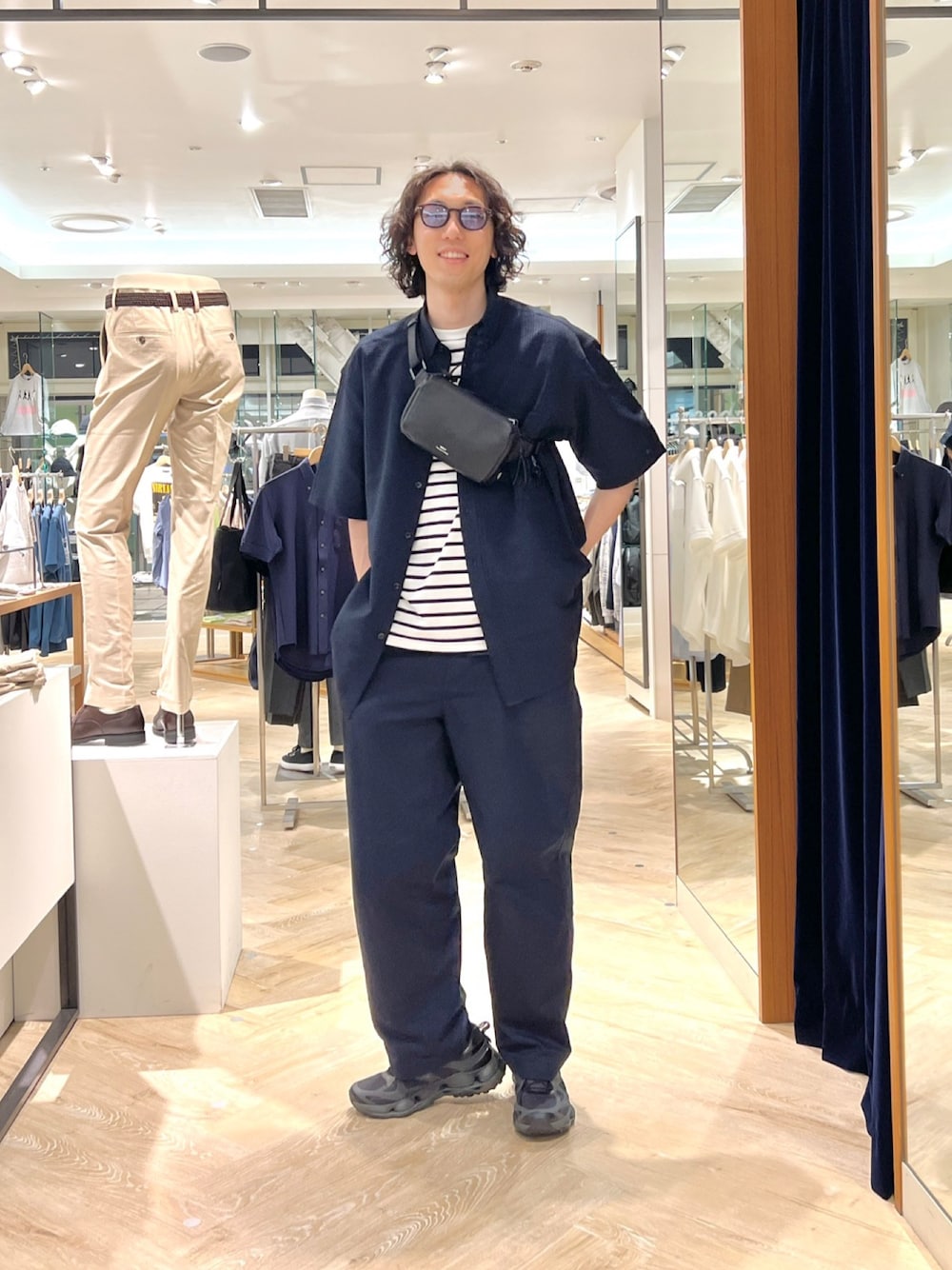 「NOLLEY'S、NOLLEY'S&goodman、nolleys、ノーリーズ、ノーリーズグッドマン、IZIPIZI、izipizi、イジピジ、waku、ワク、カジュアルコーデ、オーバーサイズシャツ、オーバーサイズシャツコーデ、半袖シャツ、メンズファッション」｜「IZIPIZIの【IZIPIZI/イジピジ】SUN#C Retro square（サングラス、ブラウン系）」を使った、ooiさん（メンズ・178cm）の春コーディネートの1枚目の写真