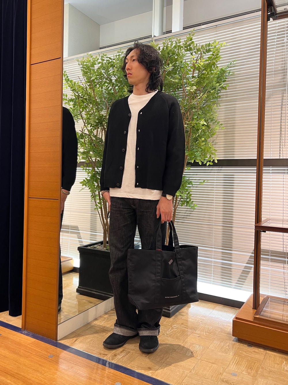 「nolleys、NOLLEY'S、NOLLEY'S&goodman、ノーリーズグッドマン、ノーリーズ、danton、DANTON、Danton、ダントン、ダントンリュック、カーディガン、カーディガンコーデ、ブラックカーディガン」｜「NOLLEY’Sの7Gガーター ラグランスリーブ Vネックニットカーディガン（インナー付き）25SS（カーディガン/ボレロ、ブラック系）」を使った、ooiさん（メンズ・179cm）の春コーディネートの1枚目の写真