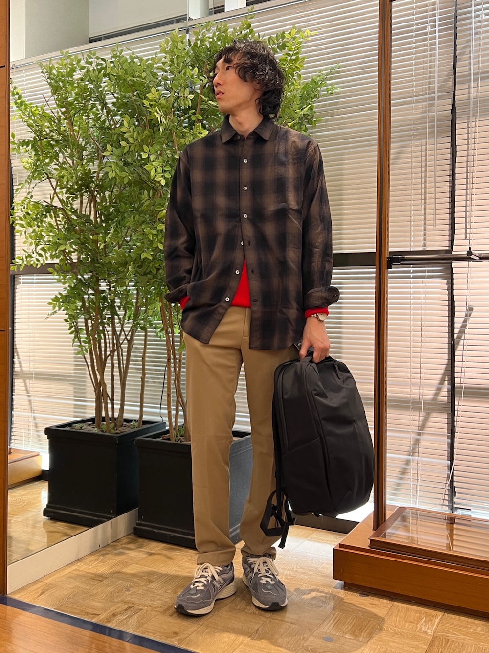 「ノースリーブ、ノーリーズ、NOLLEY'S、NOLLEY'S&goodman、チェックシャツ、シャギー、カシミヤニット、撥水、機能性素材、ブラウンコーデ、暖色系、冬コーデ、カジュアル、カジュアルコーデ」｜「NOLLEY’Sのカシミヤ クルーネックニット 24AW（ニット/セーター、レッド系）」を使った、ooiさん（メンズ・179cm）の冬コーディネートの1枚目の写真