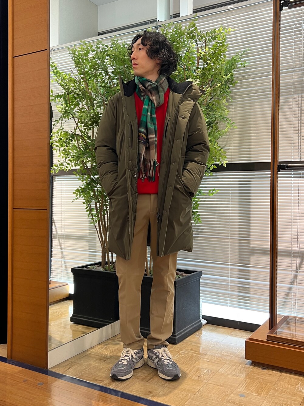 「冬コーデ、ロングコート、休日スタイル、カジュアルコーデ、メンズコーデ、大人カジュアル、オトナカジュアル、ファッションを楽しもう、ファッションの力を信じよう、アウター、河田フェザー、いいね、save、フォローお願いします🤑、おしゃれさんと繋がりたい、ノーリーズ、NOLLEY'S」｜「Stutostein Nolley'sの【河田フェザー】M-47 撥水ストレッチロングダウンジャケット ダウンコート（ダウンジャケット/コート、グリーン系）」を使った、ooiさん（メンズ・179cm）の冬コーディネートの1枚目の写真