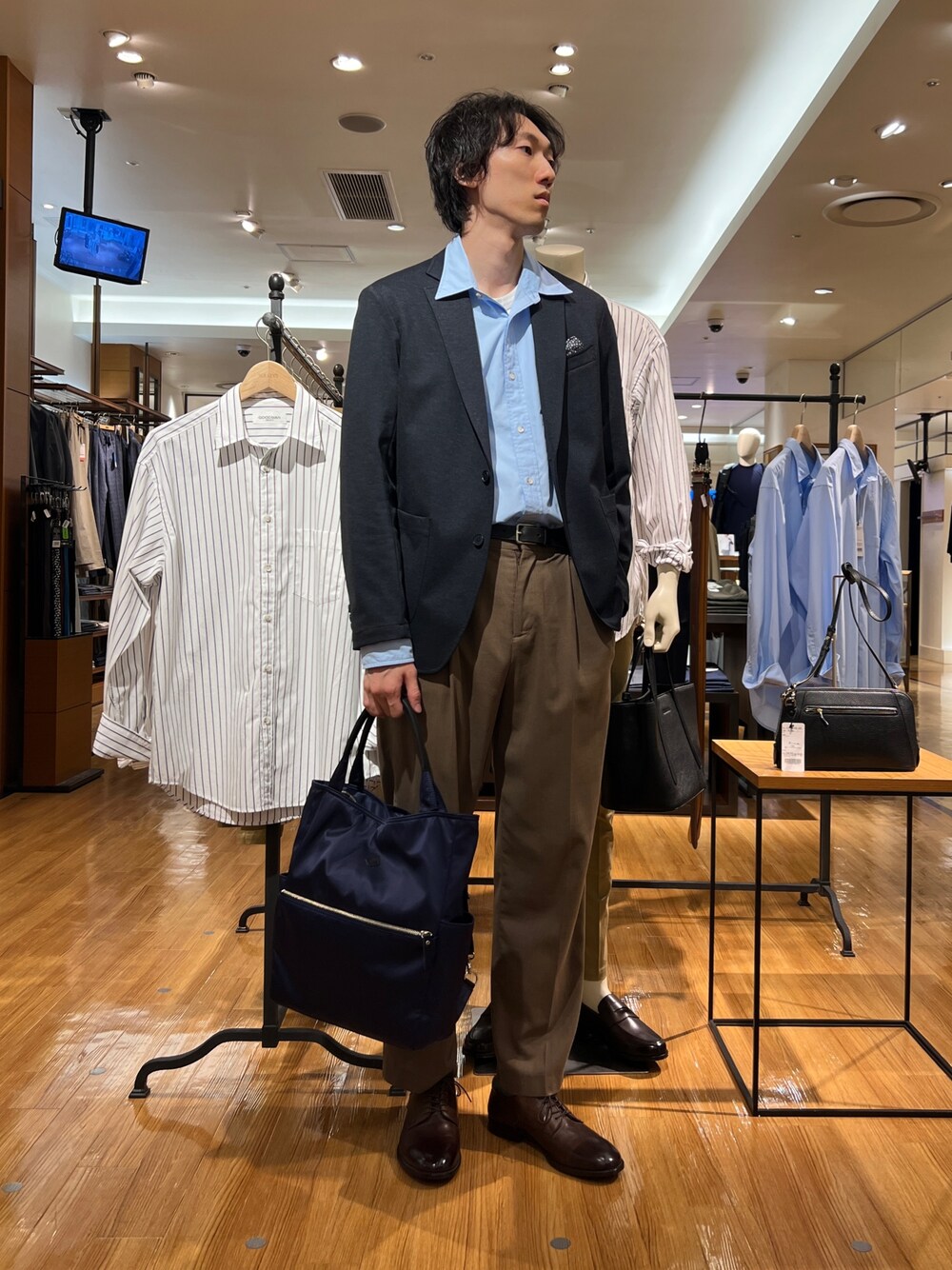 「キレイめ、休日コーデ、大人コーデ、お洒落さんとつながりたい、ネイビー、クレドラン(CLEDRAN)、クレドラン、CLEDRAN、NOLLEY'S、ノーリーズ、ノーリーズグッドマン、おしゃれさんと繋がりたい、いいね、save、フォローお願いします🤑」｜「NOLLEY’SのNEW REGULAR ピーチブロード オーバーサイズシャツ 24AW（シャツ/ブラウス、ブルー系）」を使った、ooiさん（メンズ・179cm）の冬コーディネートの1枚目の写真