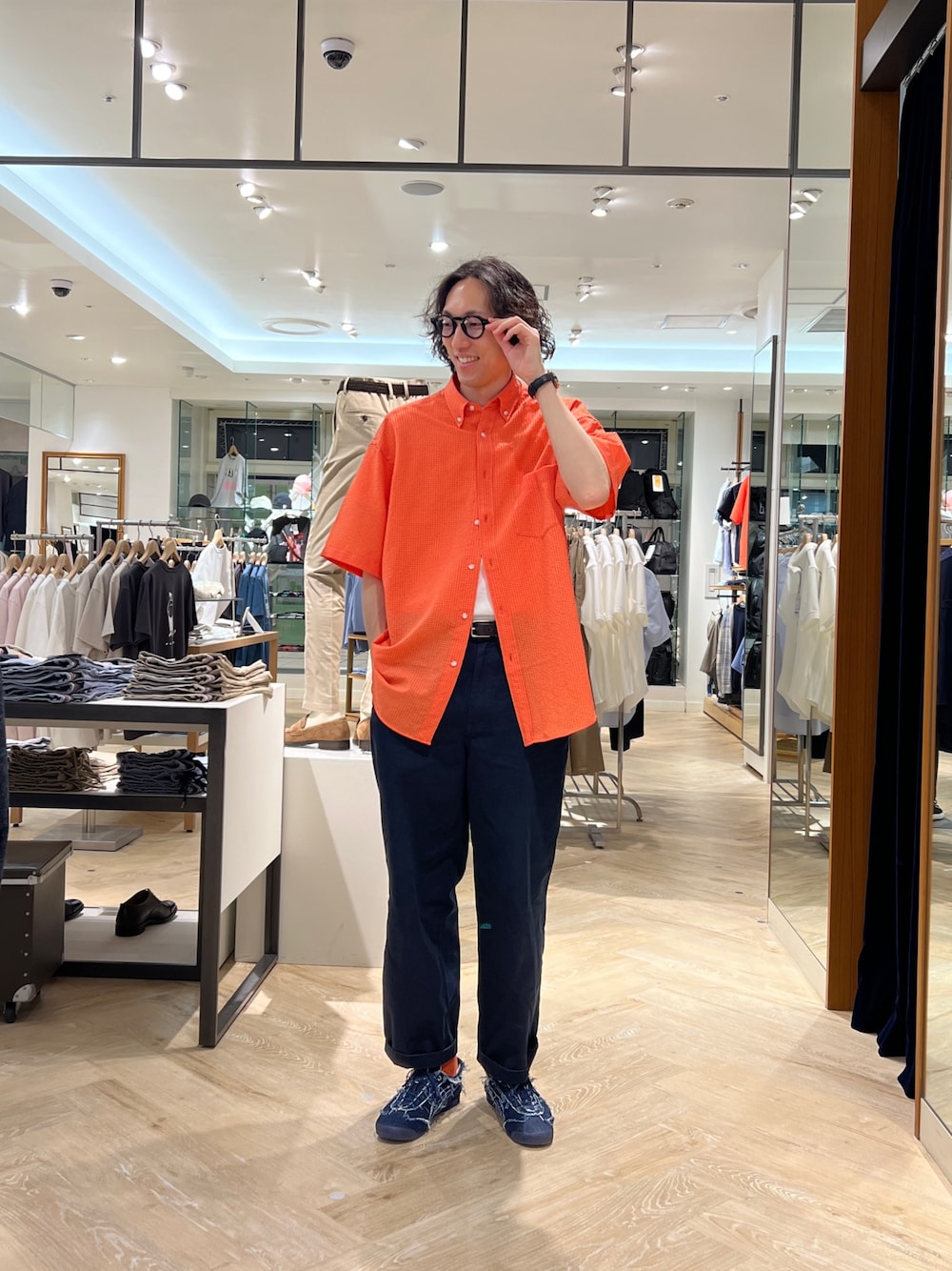 「NOLLEY'S、NOLLEY'S&goodman、ノーリーズ、ノーリーズグッドマン、オーバーサイズシャツ、半袖シャツ、シャツスタイル、シャツ、シャツコーデ、夏、夏コーデ、オレンジ、オレンジシャツ、メンズファッション、おしゃれさんと繋がりたい」｜「NOLLEY’Sの【PrimeFlex DotAir】《吸水速乾》BDシャツ 25SS（シャツ/ブラウス、オレンジ系）」を使った、ooiさん（メンズ・178cm）の春コーディネートの1枚目の写真