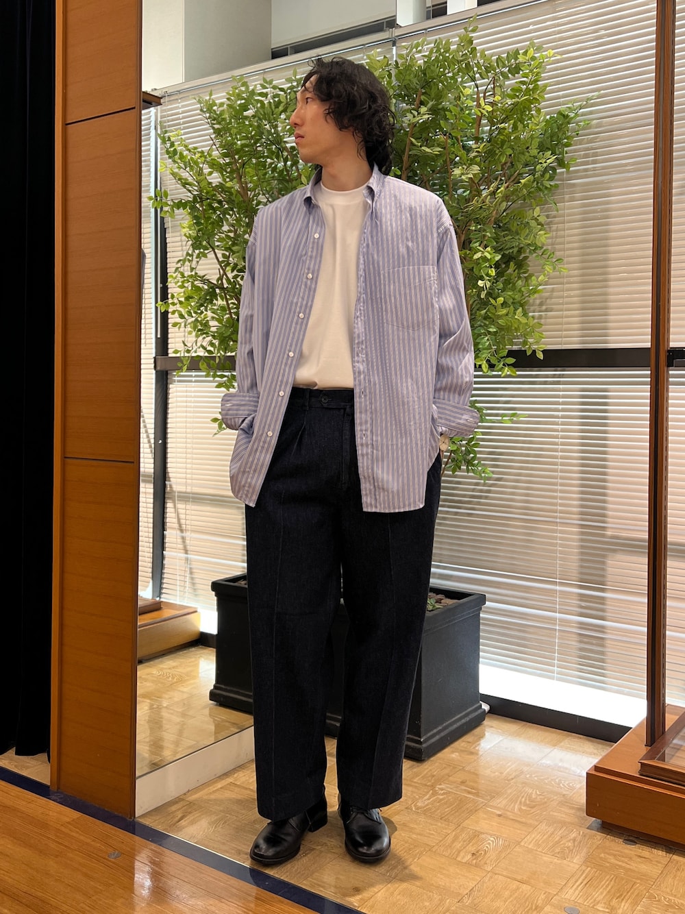 「NOLLEY'S、NOLLEY'S&goodman、ノーリーズ、thomas mason、THOMAS MAISON、トーマスメイソン、ビックシャツ、オーバーサイズ、オーバーサイズシャツ、オーバーサイズデニム、デニムパンツ、デニムパンツコーデ、デニムパンツ 大きめ、ワイドパンツ、ワイドデニム」｜「THOMAS MASONの【THOMAS MASON】NSOK BDシャツ 25SS（シャツ/ブラウス、ブルー系）」を使った、ooiさん（メンズ・179cm）の冬コーディネートの1枚目の写真