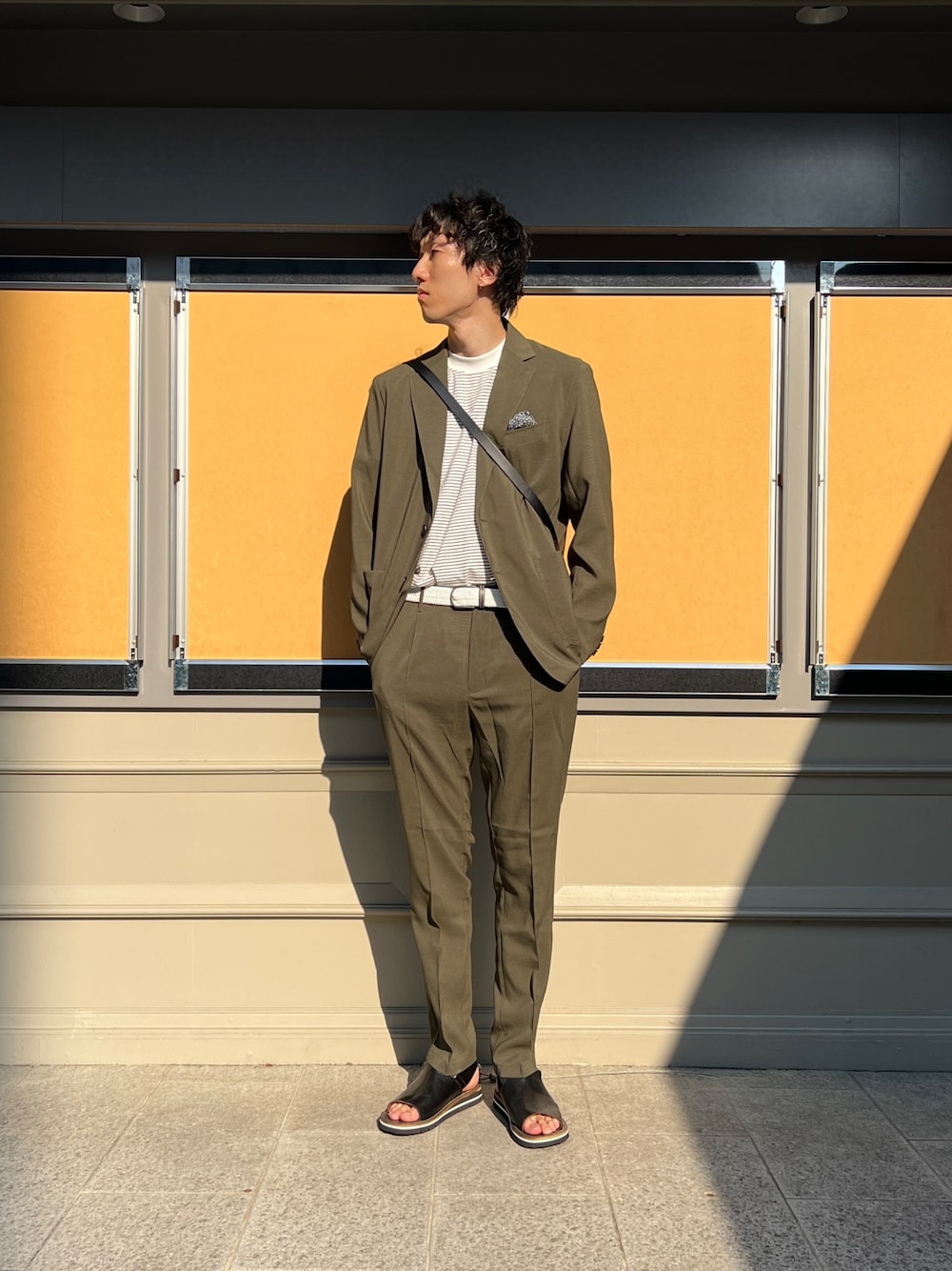 「NOLLEY'S、セットアップ、クレドラン、カジュアル、グリーン、ストライプ、レザーサンダル、休日コーデ、リラックススタイル、大人コーデ、おしゃれさんと繋がりたい」｜「NOLLEY’Sの《ビジカジ対応》シルケットスムース / 天竺 ジャケット用Tシャツ（Tシャツ/カットソー、ホワイト系）」を使った、ooiさん（メンズ・179cm）の夏コーディネートの1枚目の写真