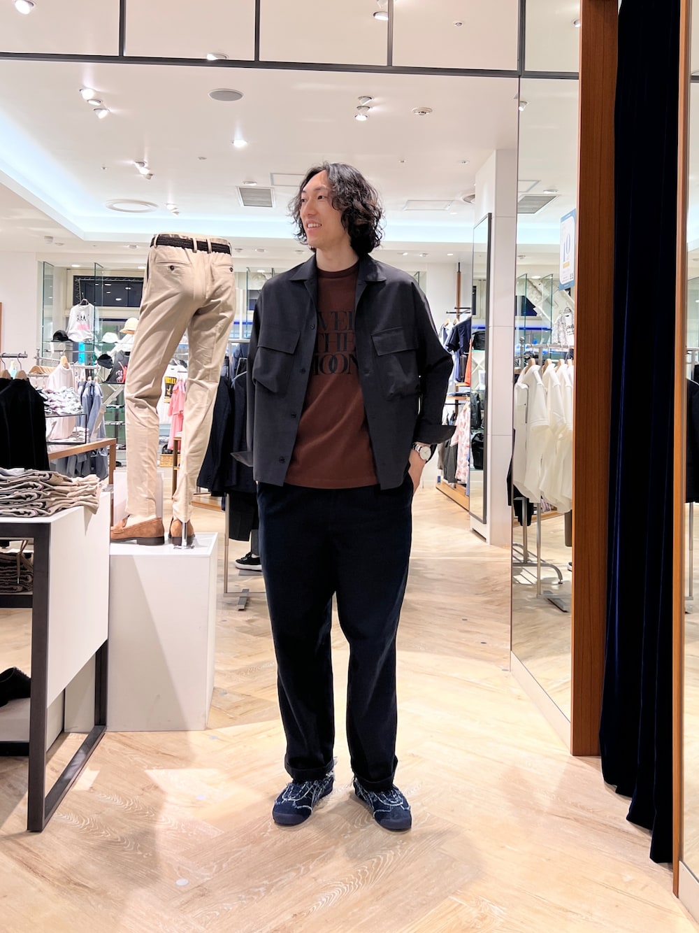 「NOLLEY'S、NOLLEY'S&goodman、nolleys、メンズファッション、カジュアル、カジュアルコーデ、夏コーデ、夏、Tシャツ、シャツスタイル、シャツブルゾン」｜「NOLLEY’Sの《セットアップ対応》イージーケア ストレッチポプリン シャツブルゾン 25SS（シャツ/ブラウス、グレー系）」を使った、ooiさん（メンズ・178cm）の春コーディネートの1枚目の写真