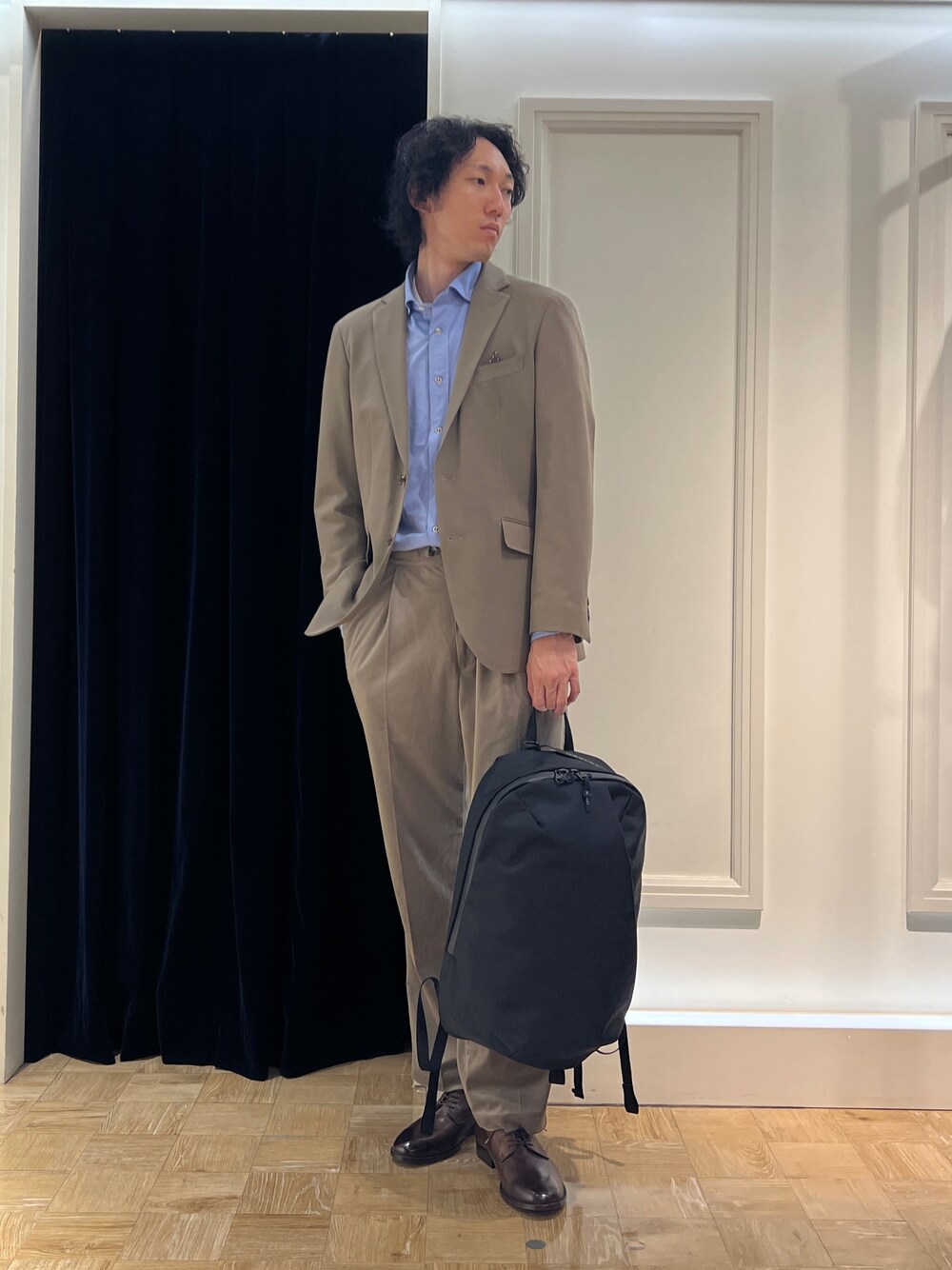 「NOLLEY'S、WEXLEY、OUTLAST、ジャケット、カッタウェイ、ビジネススタイル、仕事着、ワイドパンツ、ベージュ」｜「NOLLEY’Sの《ビジカジ対応》パラシュートボタン カッタウェイシャツ 24AW（シャツ/ブラウス、ブルー系）」を使った、ooiさん（メンズ・179cm）の秋コーディネートの1枚目の写真