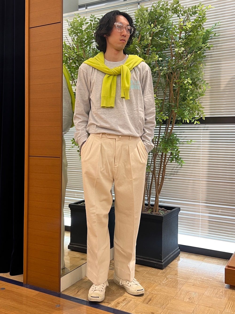 「NOLLEY'S、NOLLEY'S&goodman、ノーリーズ、ノーリーズグッドマン、GOOD ROCK SPEED、プリントT、DeLaSoul、バンドT、イエロー、ワイドパンツ、春コーデ、キナリ、キナリパンツ、ootd、メンズファッション」｜「GOOD ROCK SPEEDの【GOOD ROCK SPEED/グッドロックスピード】別注 アーティスト/ムービー プリントロンT 25SS（Tシャツ/カットソー、グレー系）」を使った、ooiさん（メンズ・179cm）の冬コーディネートの1枚目の写真