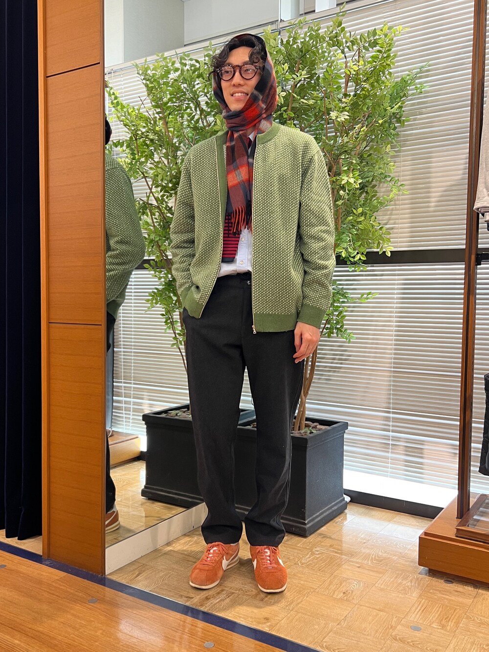 「ノーリーズ、NOLLEY'S、NOLLEY'S&goodman、ジップカーディガン、カーディガン、tweedmill、ツイード、マフラー、チェックマフラー、カジュアル、カジュアルコーデ、冬コーデ」｜「NOLLEY’Sの【WORK ABOUT】ジャカード クルーネック ジップカーディガン（カーディガン/ボレロ、グリーン系）」を使った、ooiさん（メンズ・179cm）の冬コーディネートの1枚目の写真
