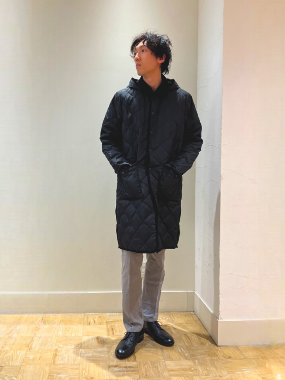 「キルティング、冬コーデ、ロングコート、キレイめ、休日コーデ、大人コーデ、お洒落さんとつながりたい、冬服、ビジネススタイル、NOLLEY'S、nolleys、NOLLEY'S&goodman、ノーリーズ、TAION、タイオン」｜「TAIONの【TAION/タイオン】別注キルティング フードダウンコート（ダウンジャケット/コート、ブラック系）」を使った、ooiさん（メンズ・179cm）の冬コーディネートの1枚目の写真