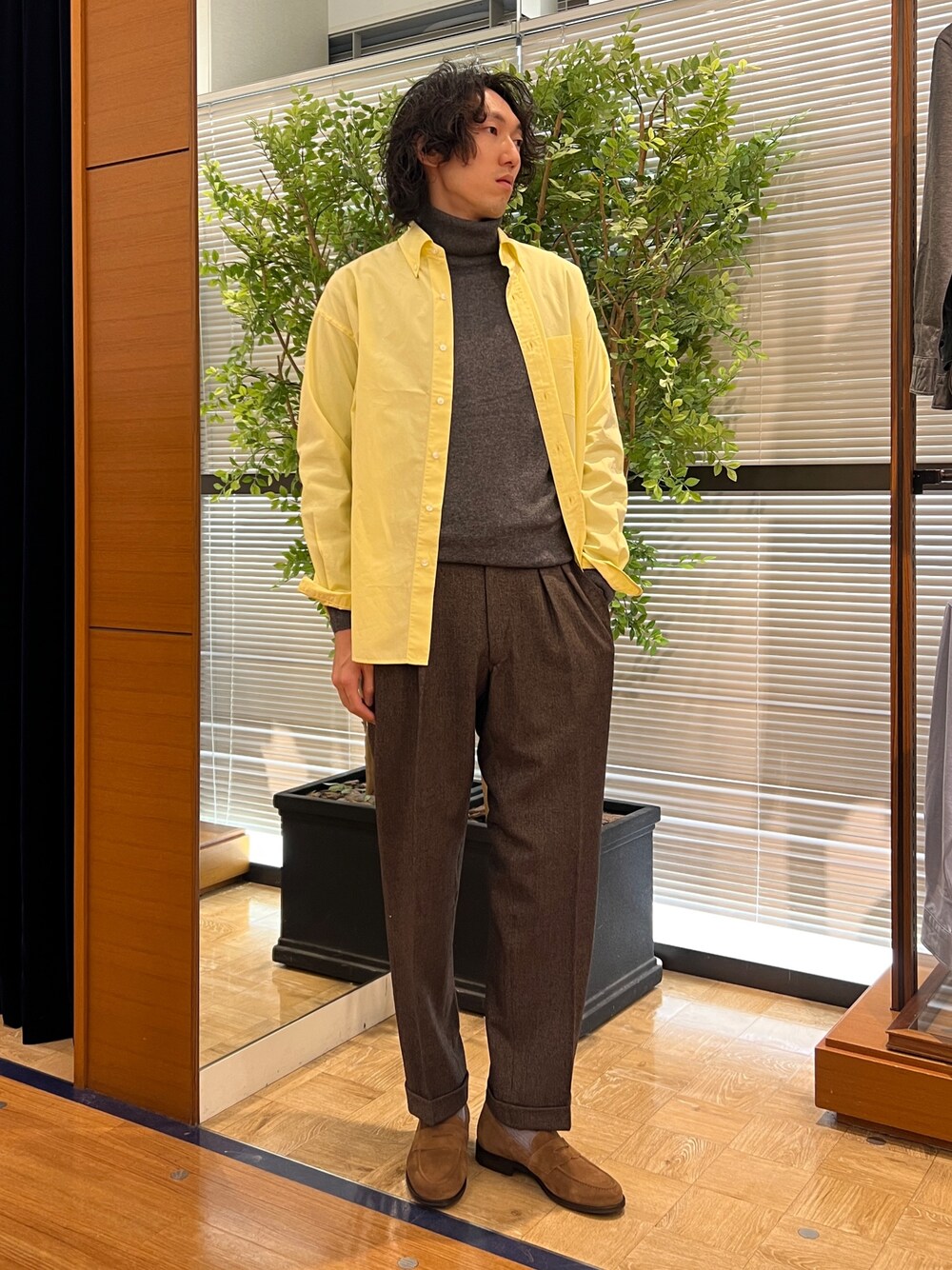 「NOLLEY'S、NOLLEY'S&goodman、ノーリーズ、TOMASMASON、tomasmason、トーマスメイソン、オーバーサイズシャツ、シャツスタイル、シャツコーデ、シャツ好き集まれ、シャツ、イエロー、カジュアル、カジュアルコーデ、綺麗めカジュアル」｜「NOLLEY’Sのコインローファーシューズ フェニックス 本革 日本製（ローファー、イエロー系）」を使った、ooiさん（メンズ・179cm）の冬コーディネートの1枚目の写真