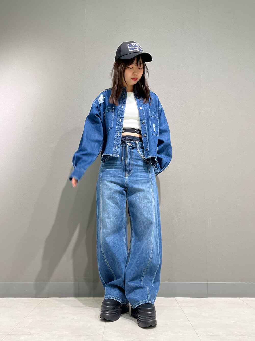 「デニム、AVIREX、デニムシャツ、新作、春服、春コーデ、デニムオンデニム、デニムコーデ、新作アイテム、AVIREXBelle」｜「AVIREXのAIRFORCE LOGO MESHCAP / エアフォース ロゴ メッシュキャップ / AVIREX / アヴィレックス（キャップ、ブラック系）」を使った、ritaさん（レディース・155cm）の春コーディネートの1枚目の写真